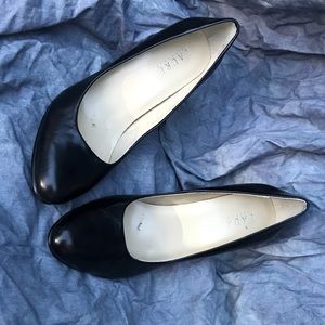 Ralph Lauren black leather pump.